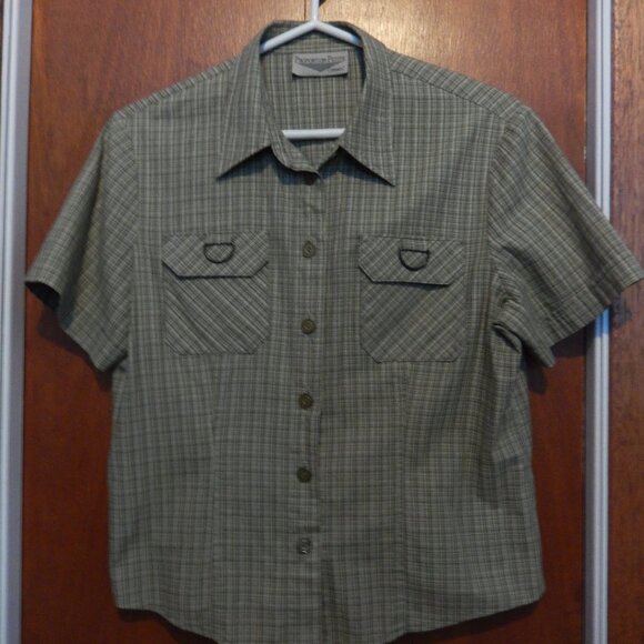 Blouse and shorts - Picture 3 of 5